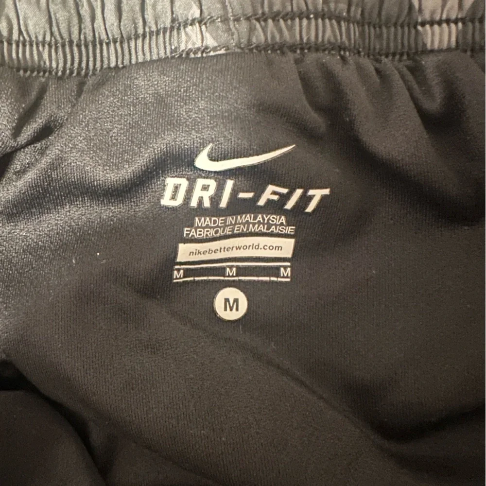 Nike Women's‎ Black Patterned Athletic Shorts - Picture 3 of 6